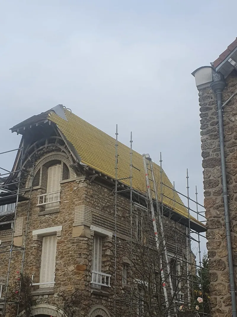 Lattage neuf sur villa en pierre