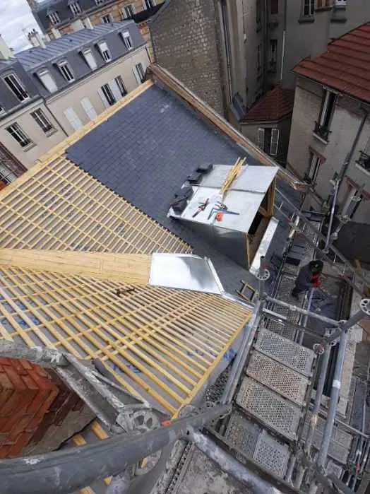 Chantier de toiture en plein Paris